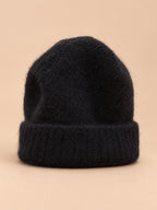 Bonnet femme noir en mohair duveteux à bord côtelé, vue de face