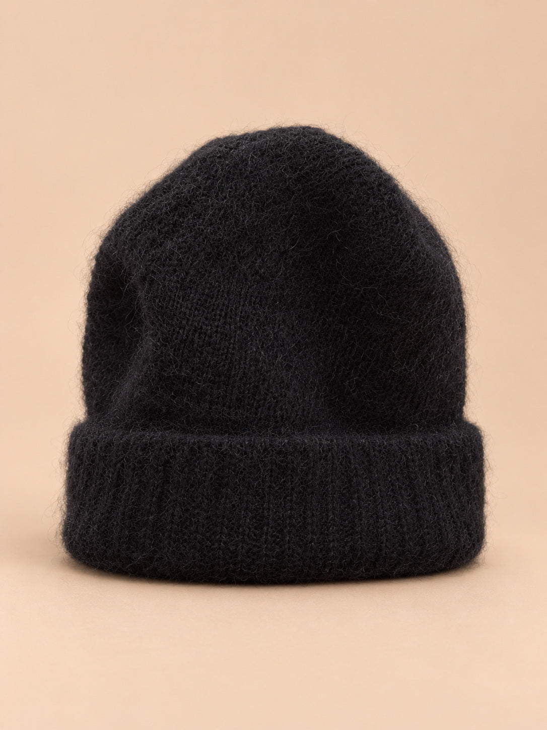 Bonnet femme noir en mohair duveteux à bord côtelé, vue de face