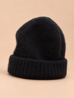 Bonnet femme noir en mohair duveteux à bord côtelé, vue de trois quarts