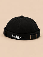 Bonnet docker Bocca noir en coton, broderie SHARK et boucles réglables, vue de trois quarts.