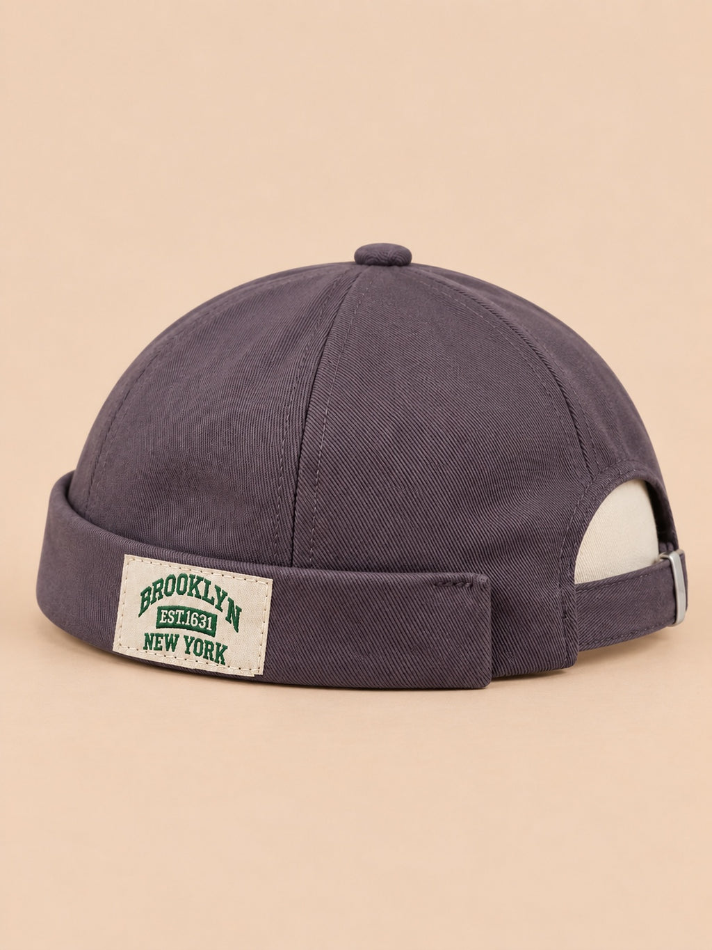 Bonnet docker BROOKLYN1631 gris, vue de trois quarts, étiquette vintage.