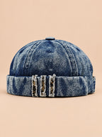 Bonnet docker en denim bleu marine, revers effiloché à détails léopard, vue de face.