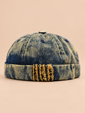 Bonnet docker en denim jaune, revers effiloché à détails léopard, vue de face.