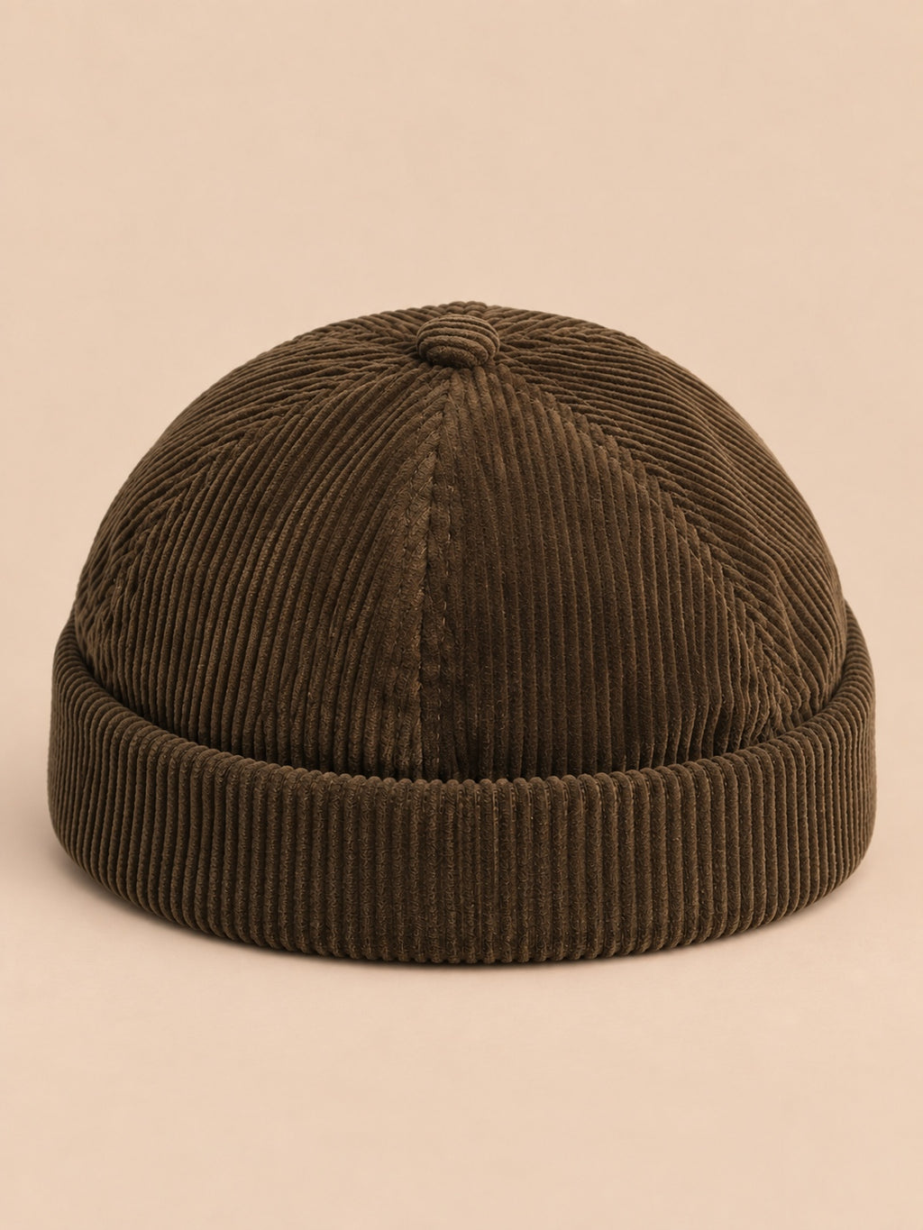 Bonnet docker en velours côtelé vert, vue de face.