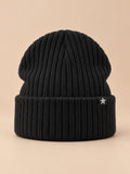 Bonnet homme noir côtelé à revers avec étiquette étoile, vue de face