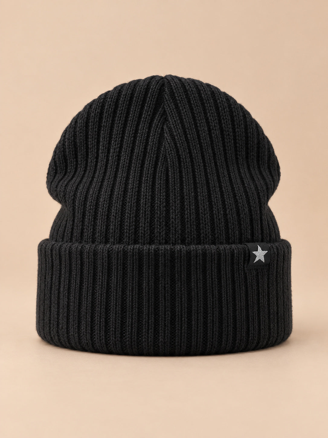 Bonnet homme noir côtelé à revers avec étiquette étoile, vue de face