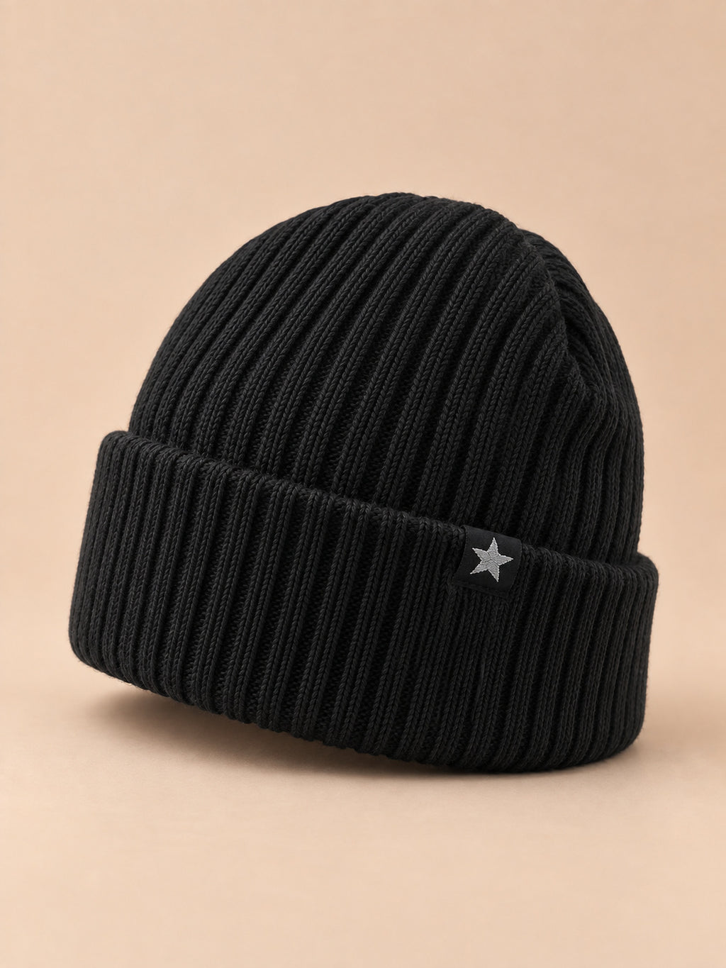 Bonnet homme noir côtelé à revers avec étiquette étoile, vue de trois quarts