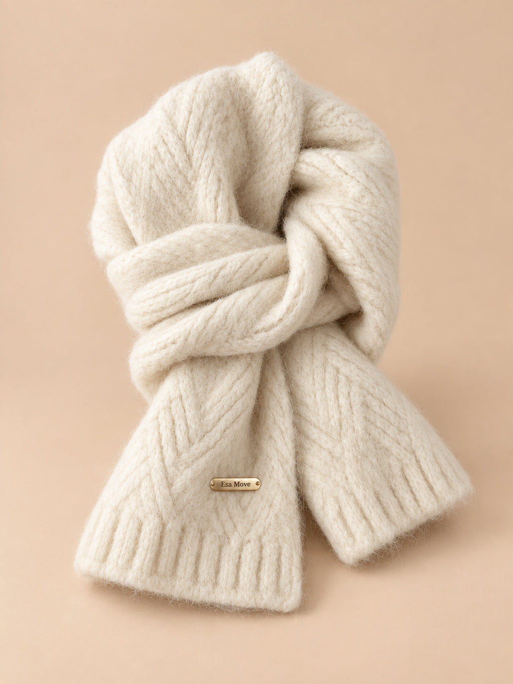 Écharpe alpaga épaisse, beige, vue de face sur fond pêche sable.