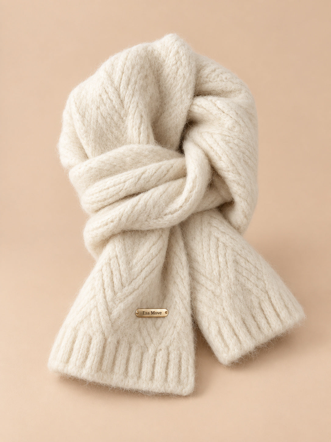 Écharpe alpaga épaisse, beige, vue de face sur fond pêche sable.