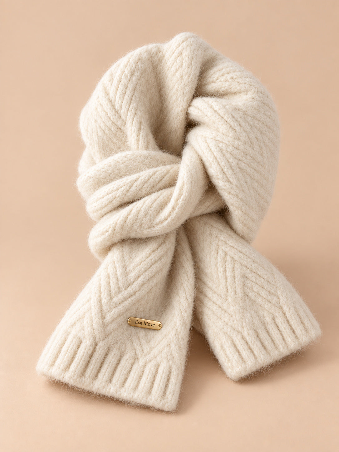 Écharpe femme en laine d’alpaga beige épaisse, vue de trois quarts sur fond pêche sable.