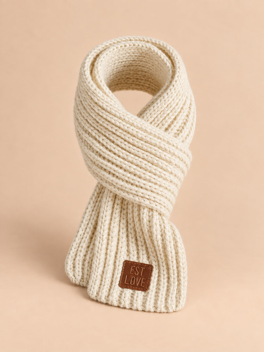 Écharpe enfant en maille côtelée à étiquette beige, vue de face.