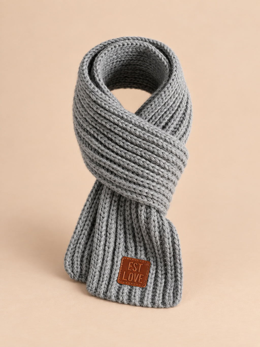Écharpe enfant en maille côtelée à étiquette gris, vue de face.