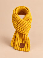 Écharpe enfant en maille côtelée à étiquette jaune, vue de face.