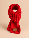 Écharpe enfant en maille côtelée à étiquette rouge, vue de face.