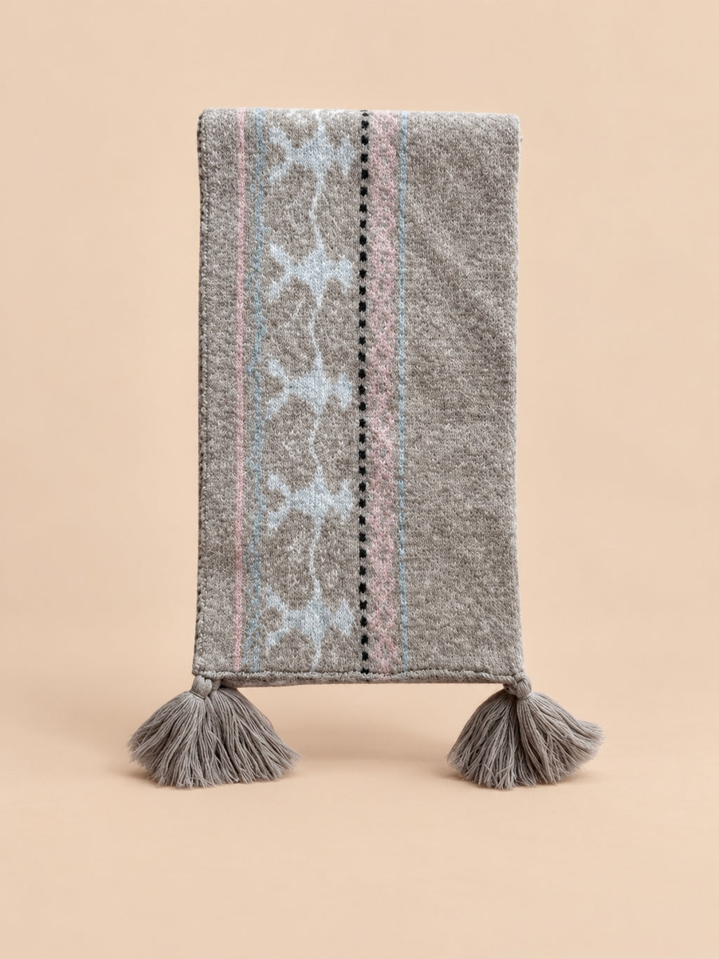 Écharpe jacquard Fair Isle à pompons modele 25049, vue de face.