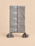 Écharpe jacquard Fair Isle à pompons modele 25049, vue de face.