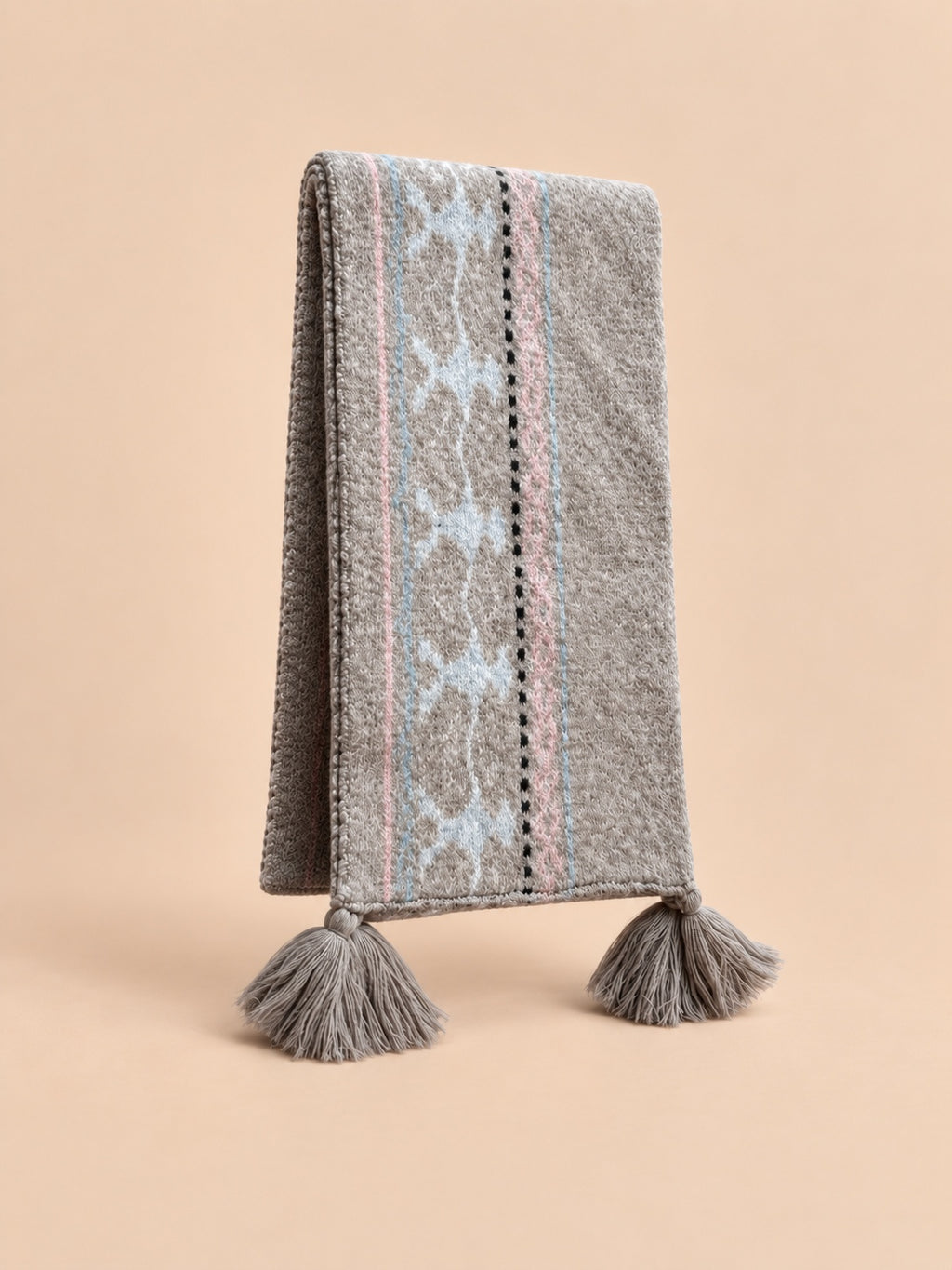 Écharpe jacquard Fair Isle à pompons modele 25049, vue de trois quarts.