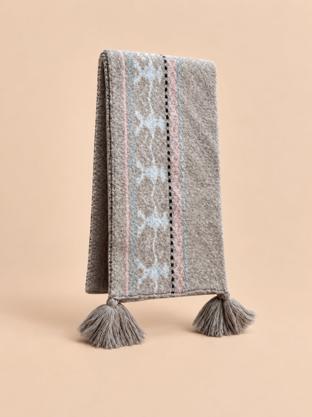 Écharpe jacquard Fair Isle à pompons modele 25049, vue de trois quarts.