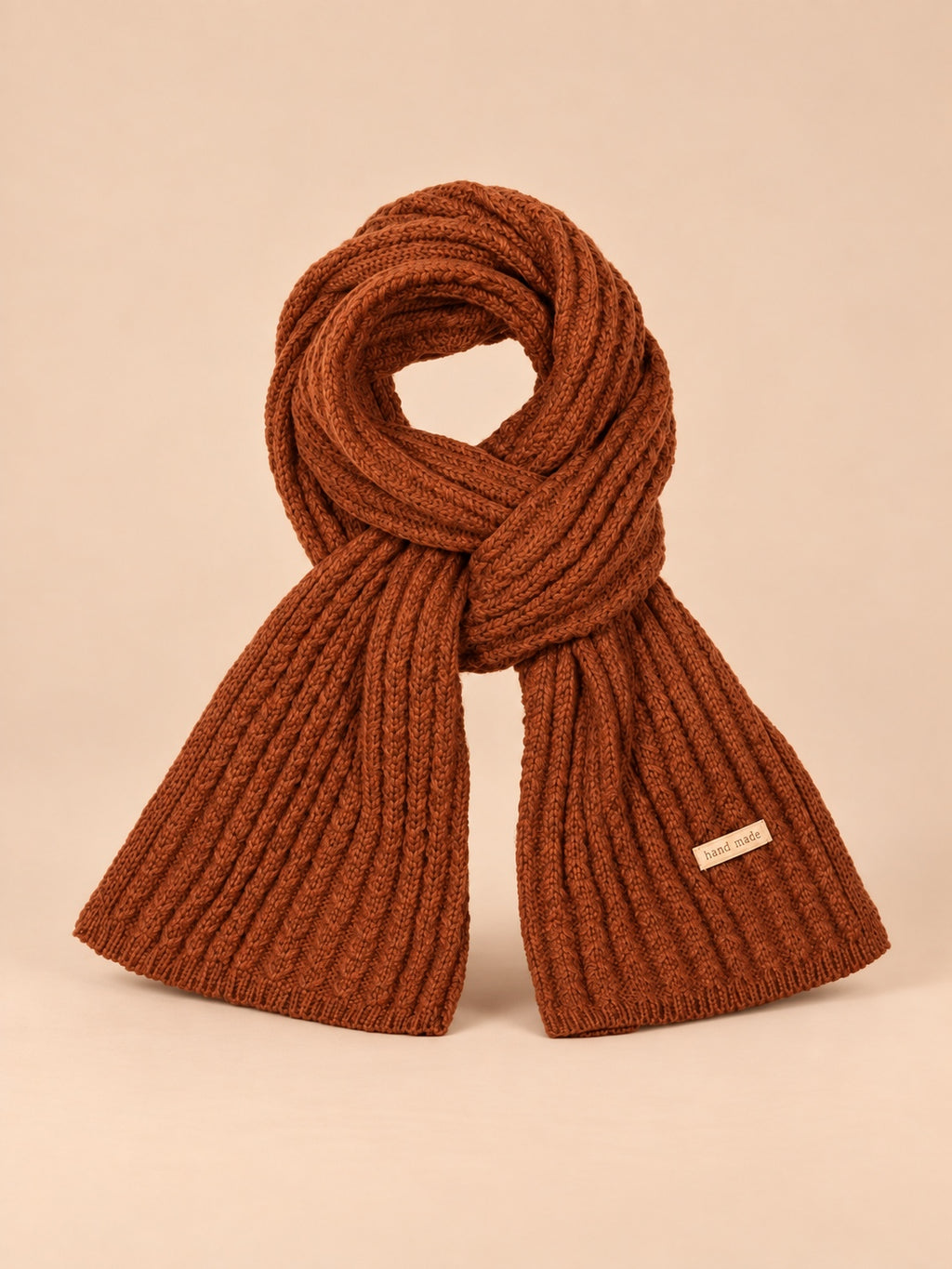 Écharpe en maille épaisse élastique marron, vue de face.