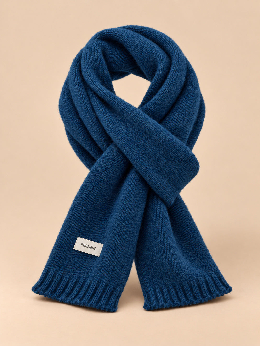 Écharpe unie classique, bleu foncé, vue de face sur fond pêche sable.