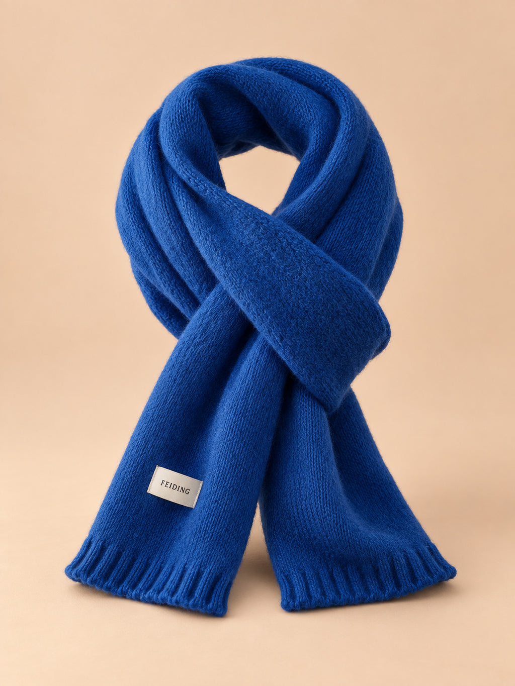 Écharpe unie classique, wj2061 bleu, vue de face sur fond pêche sable.