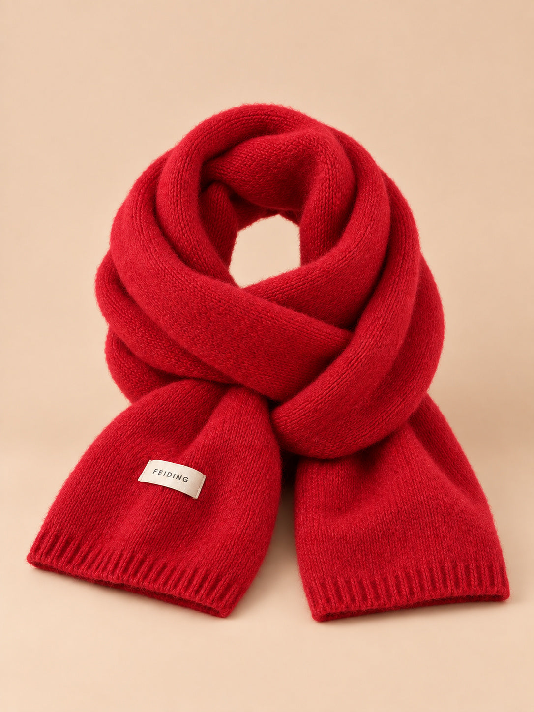 Écharpe unie classique, wj2061 rouge, vue de face sur fond pêche sable.