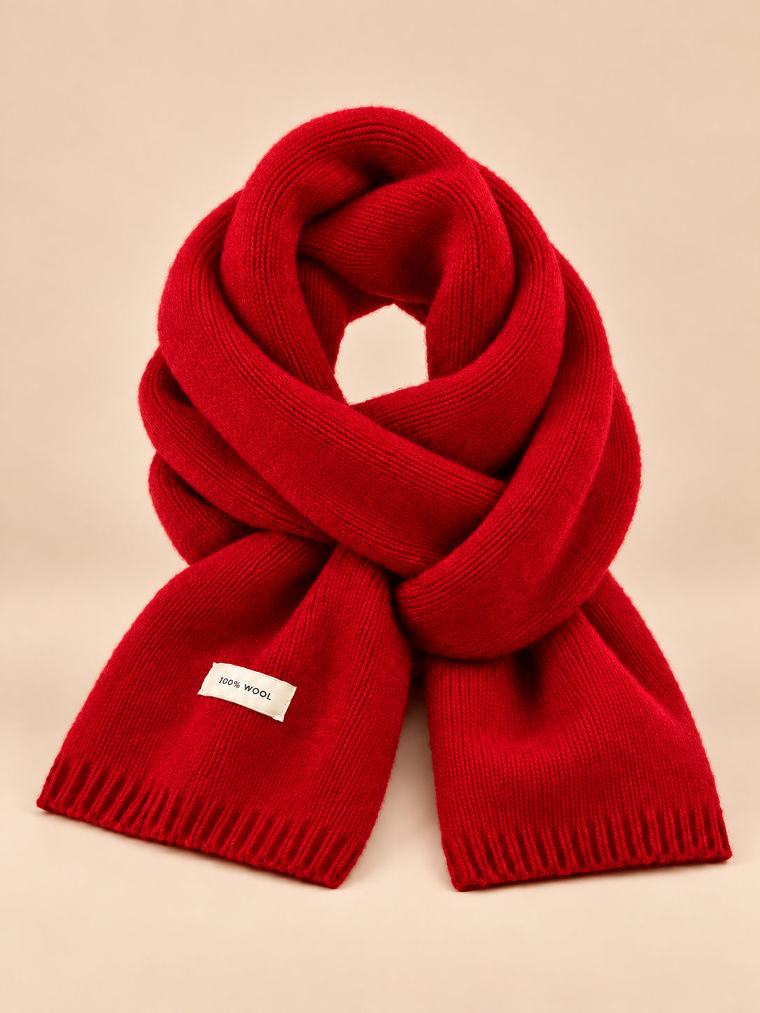 Écharpe unie classique, wj2064-10 rouge, vue de face sur fond pêche sable.