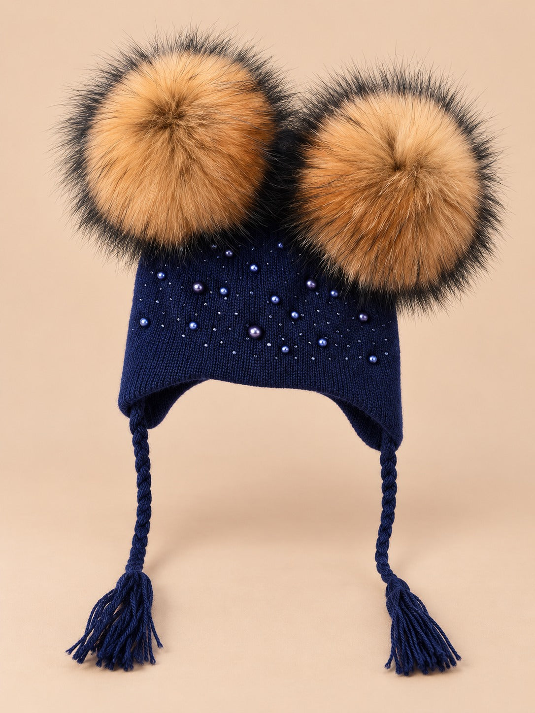 Bonnet enfant à deux pompons en fourrure, bleu marine pompons naturels vue de face