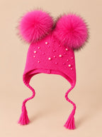 Bonnet enfant à deux pompons en fourrure, framboise pompons assortis vue de face