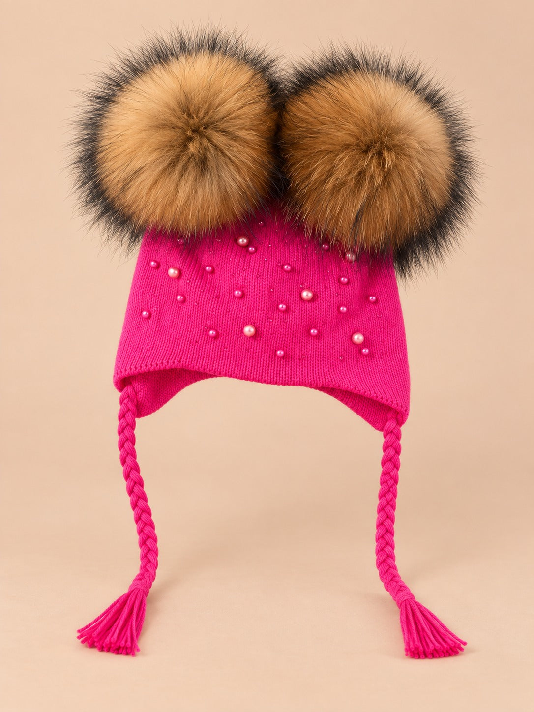 Bonnet enfant à deux pompons en fourrure, framboise pompons naturels vue de face