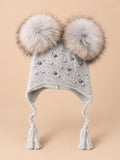Bonnet enfant à deux pompons en fourrure, gris clair pompons assortis vue de face