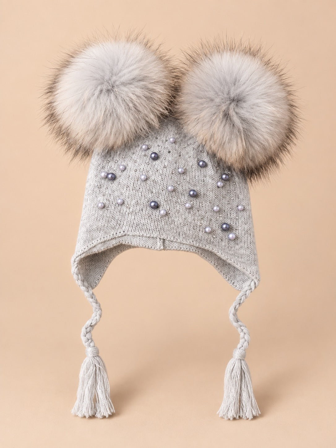 Bonnet enfant à deux pompons en fourrure, gris clair pompons assortis vue de face