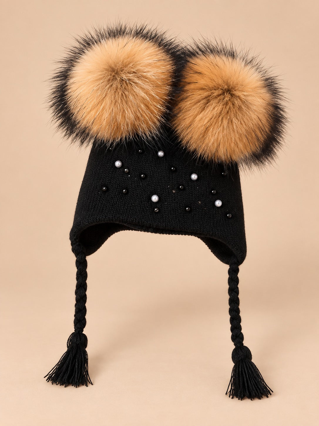 Bonnet enfant à deux pompons en fourrure, noir pompons naturels vue de face