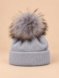 Bonnet enfant gris clair pompon assorti en maille à revers, vue de face
