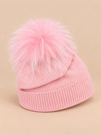 Bonnet enfant rose pompon assorti en maille à revers, vue de trois quarts