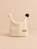 Bonnet enfant au tricot ou crochet, modèle Blanc 2, vue de face