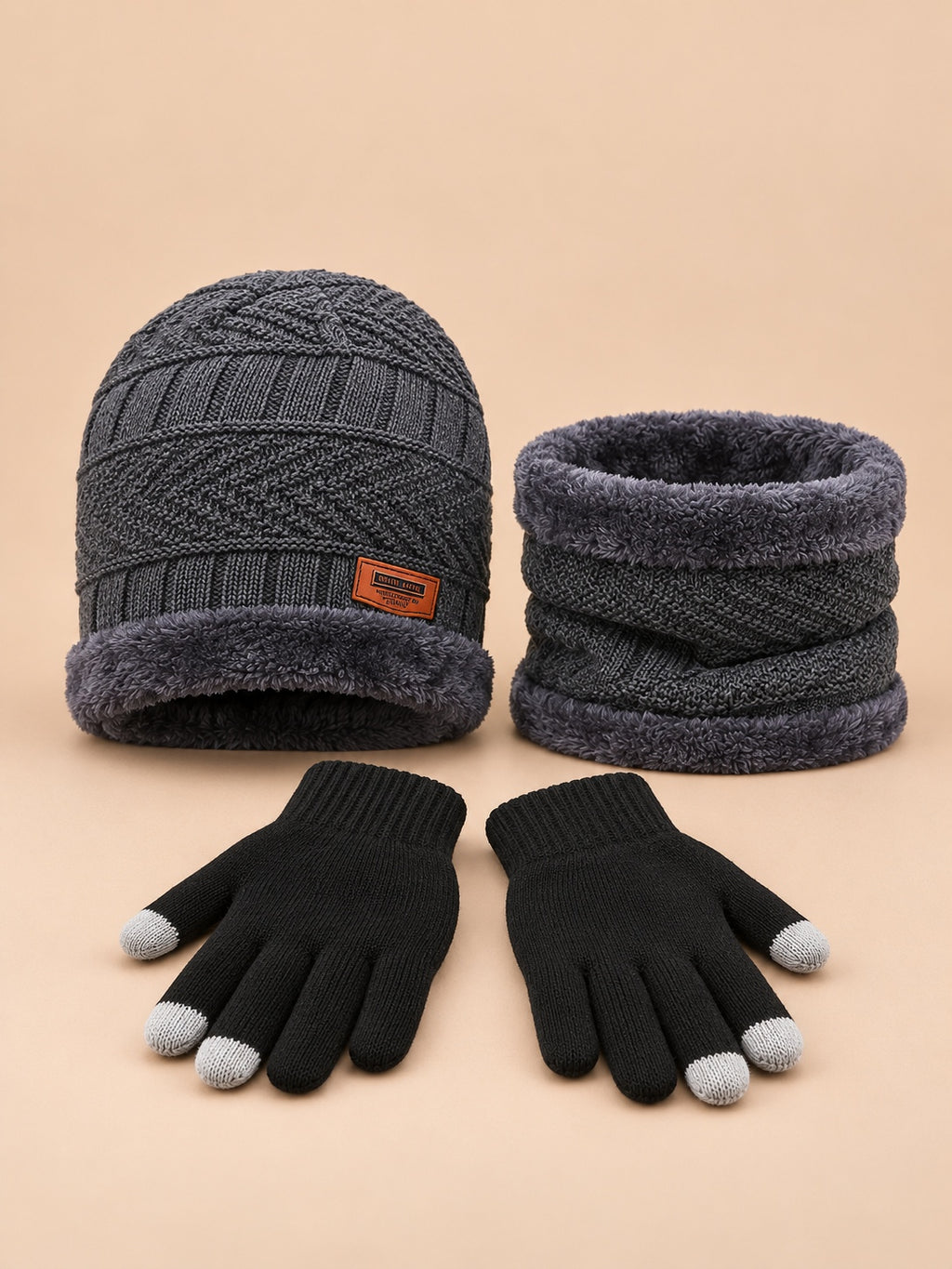 Ensemble bonnet tour de cou et gants coupe-vent gris, vue de face.