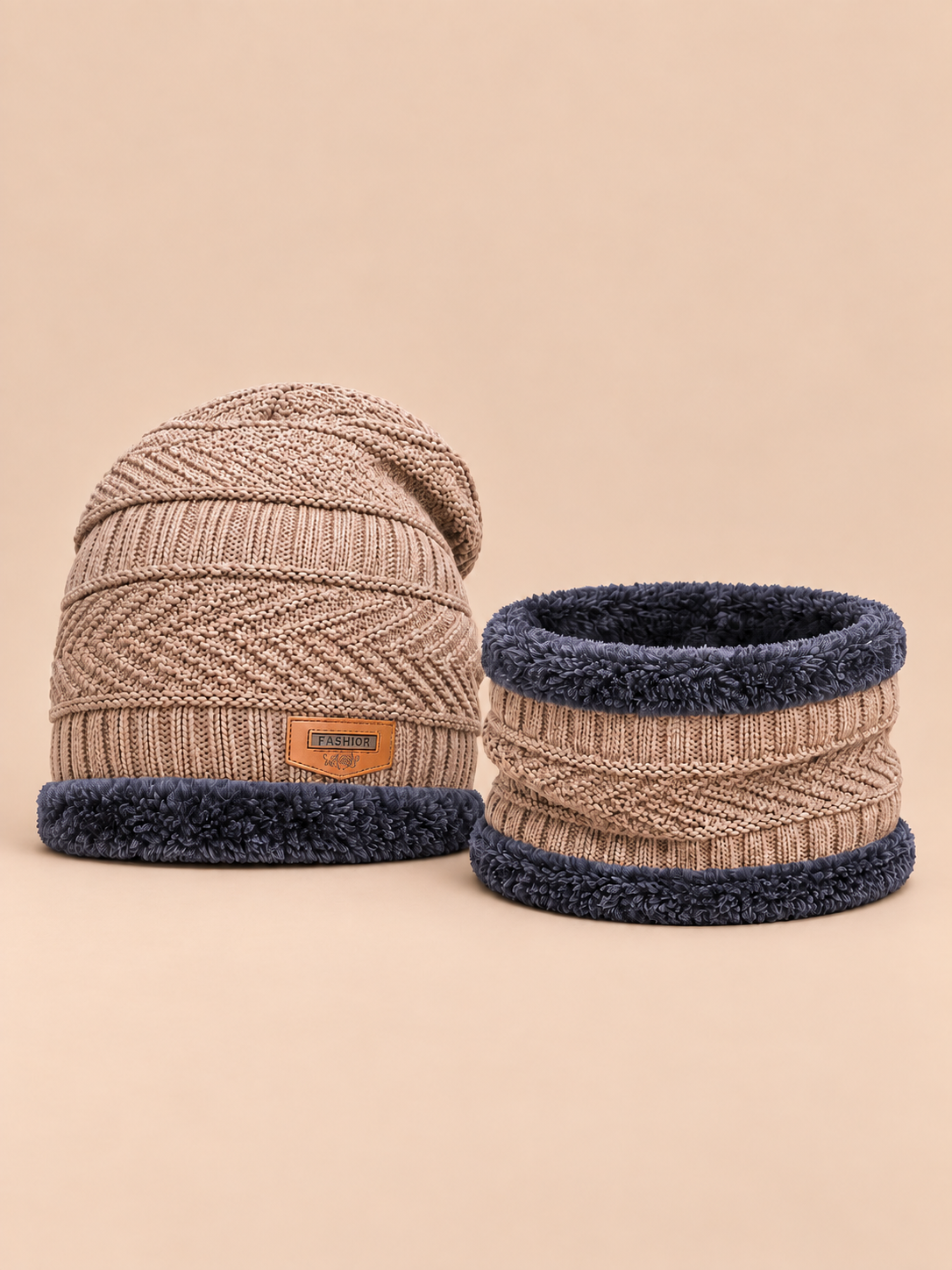 Ensemble bonnet et écharpe beige, doublé polaire, vue de face sur fond pêche sable.