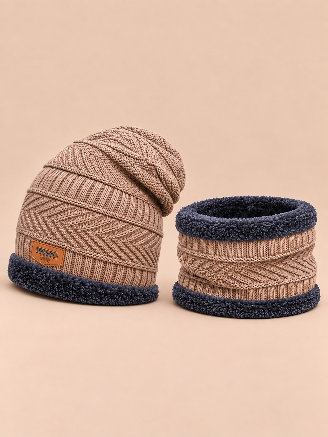 Ensemble bonnet et écharpe beige, doublé polaire, vue de trois quarts sur fond pêche sable.