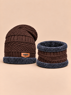 Ensemble bonnet et écharpe café, doublé polaire, vue de face sur fond pêche sable.