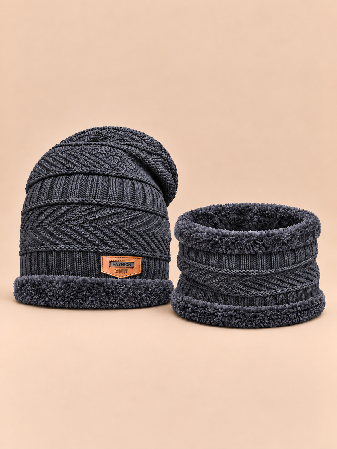 Ensemble bonnet et écharpe gris, doublé polaire, vue de face sur fond pêche sable.