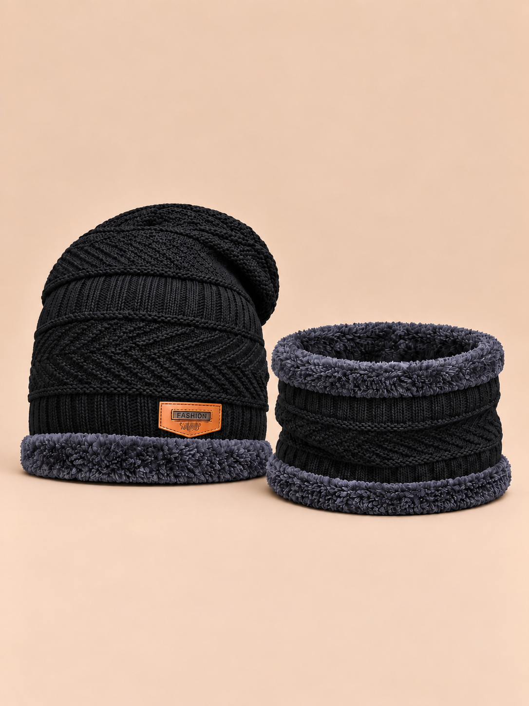 Ensemble bonnet et écharpe noir, doublé polaire, vue de face sur fond pêche sable.
