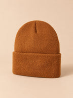 Bonnet enfant caramel en maille, vue de trois quarts, fond pêche sable
