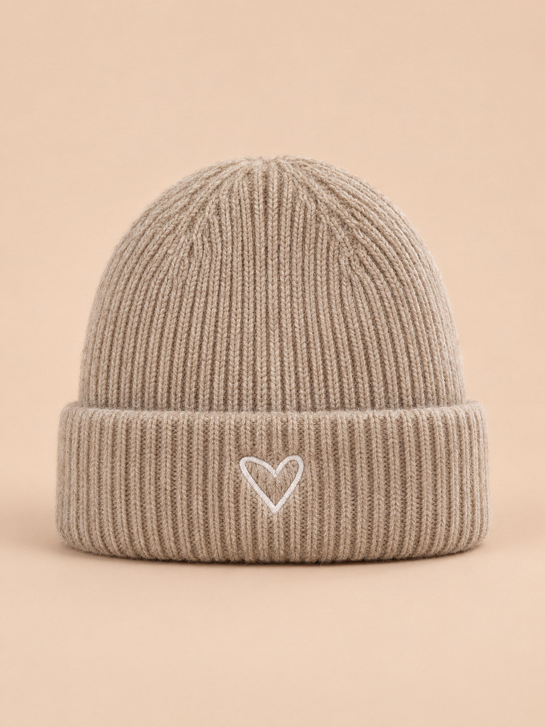 Bonnet enfant kaki en maille, vue de face, fond pêche sable
