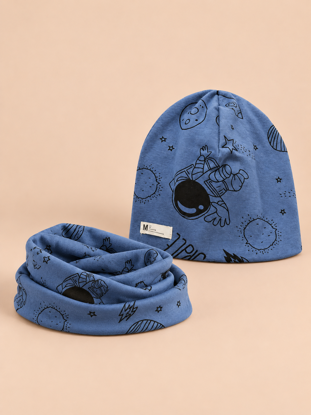 Ensemble bonnet et snood enfant Lune et étoile bleu, vue de face.