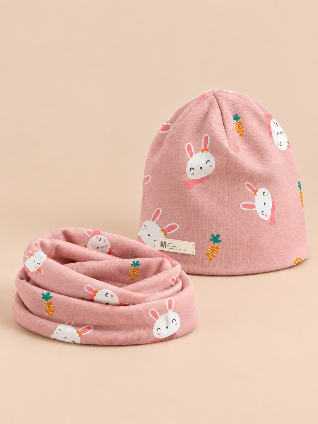 Ensemble bonnet et snood enfant Lapin rose foncé, vue de trois quarts.