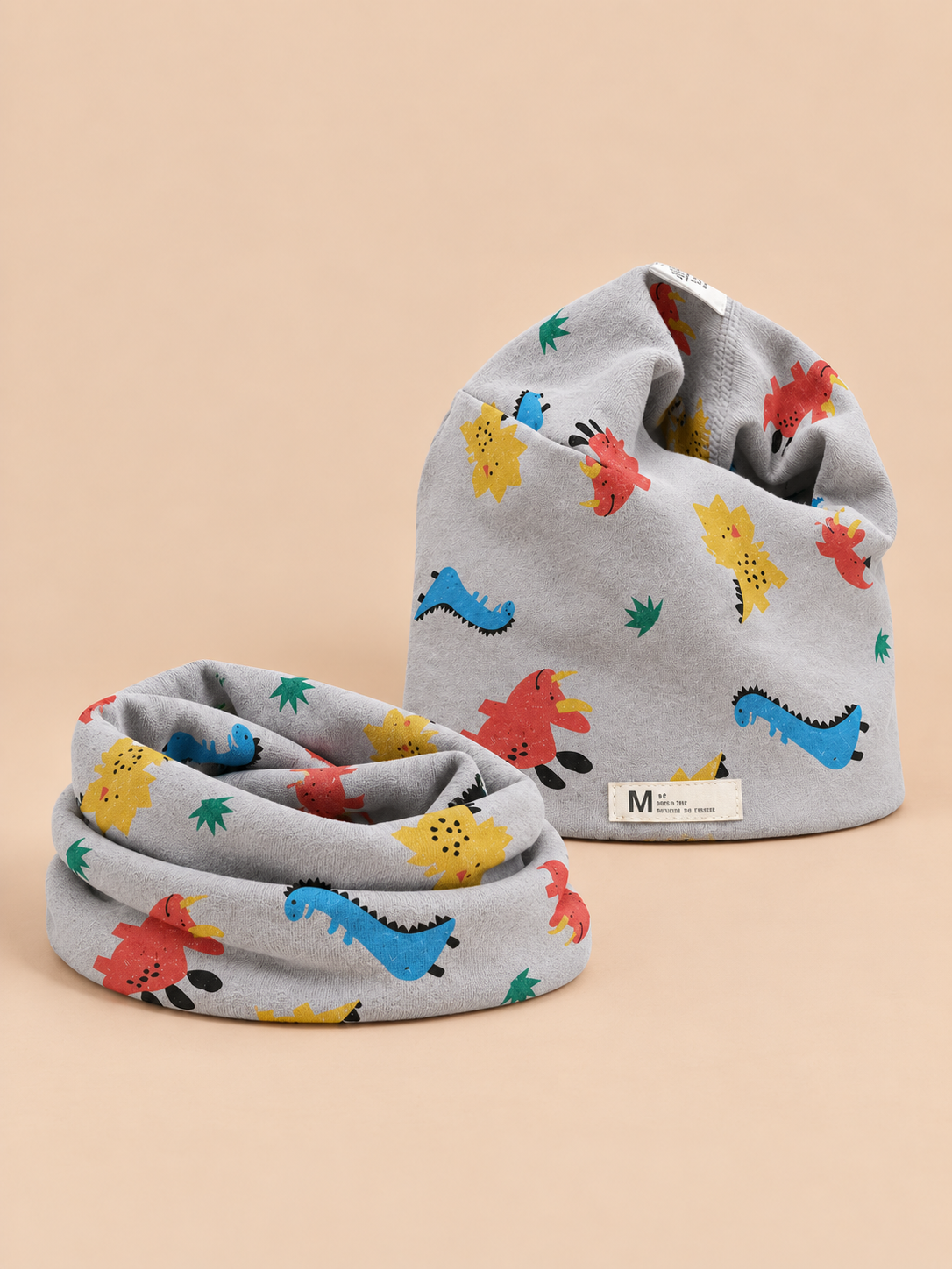 Ensemble bonnet et snood enfant Dinosaure gris, vue de face.