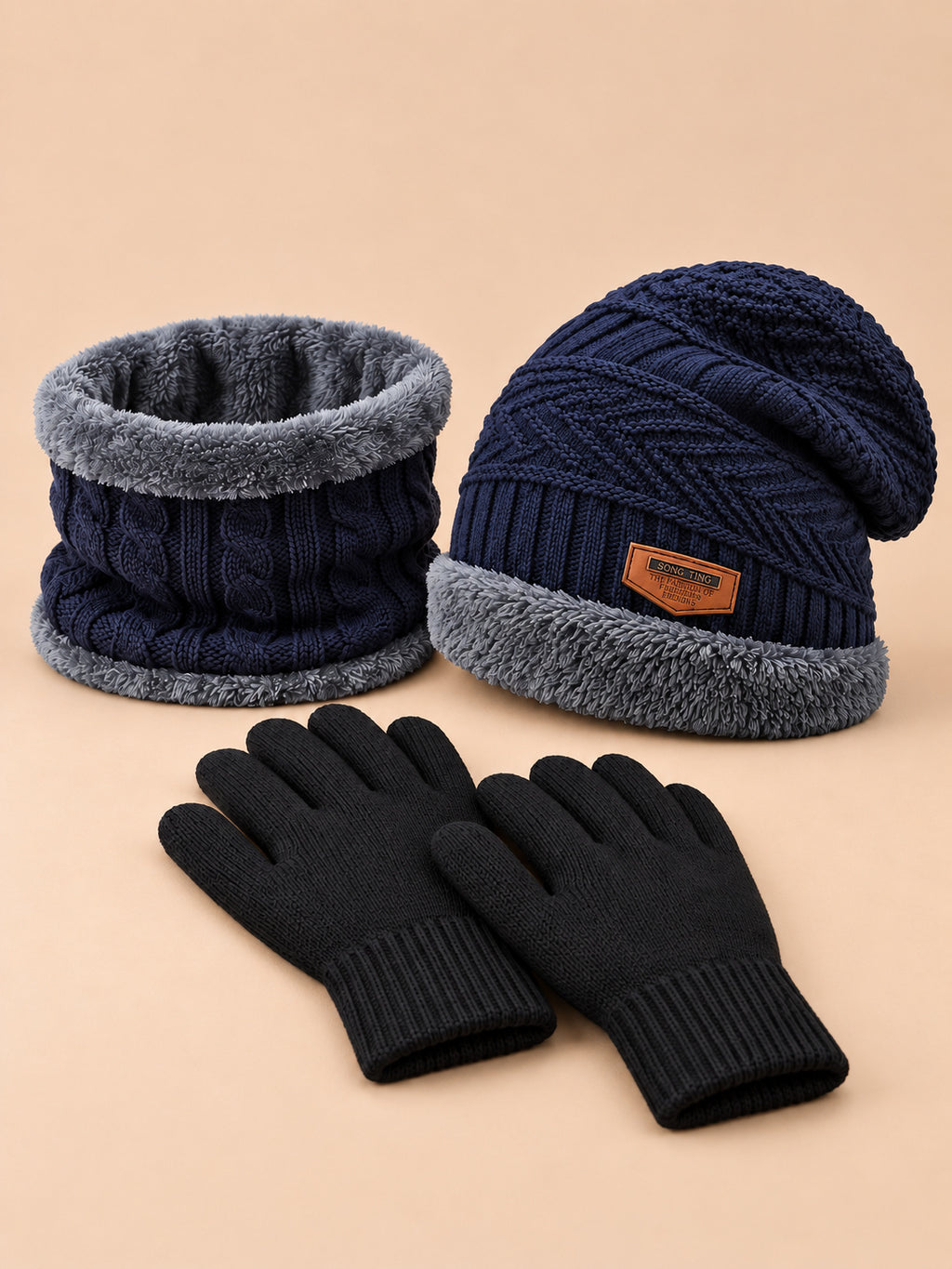 Ensemble bonnet, tour de cou et gants tactiles en maille, bleu, vue de trois quarts.