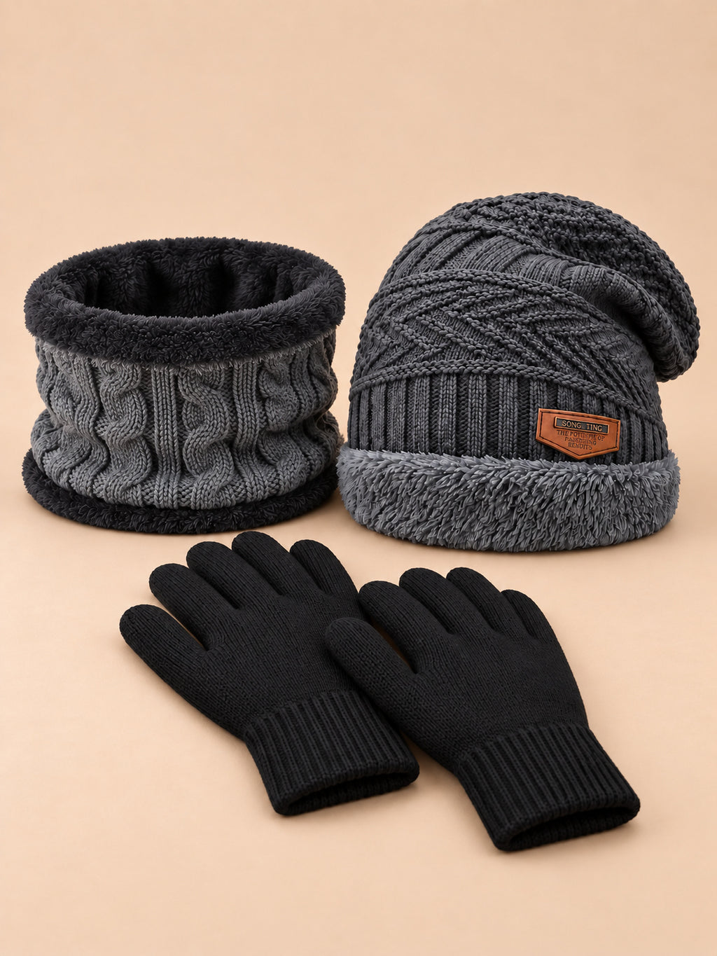 Ensemble bonnet, tour de cou et gants tactiles en maille, gris, vue de face.