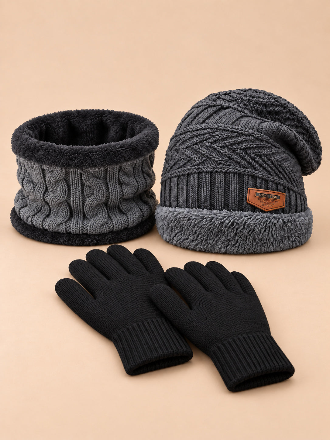 Ensemble bonnet, tour de cou et gants tactiles en maille, gris, vue de face.